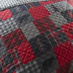 Alternative view of Donna Sharp Crimson Paw Quilt Set